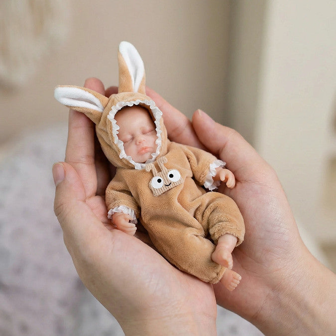 6-inch Realistic Rebirth Doll - Gentle Little Princess Zoe: A heartwarming and comforting doll made entirely of solid silicone and submerged in water.