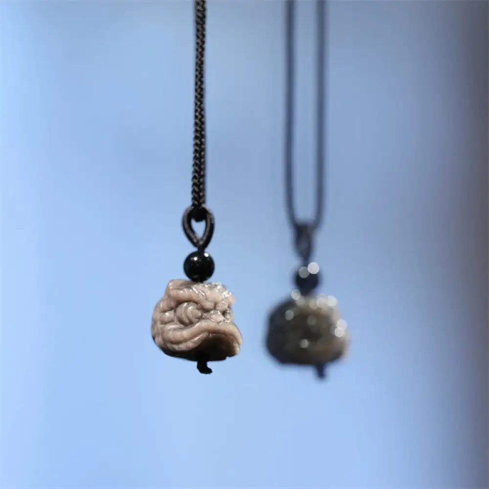 BWOOOH Natural Silver Sheen Obsidian Dancing Lion Protection Necklace Pendant 45cm