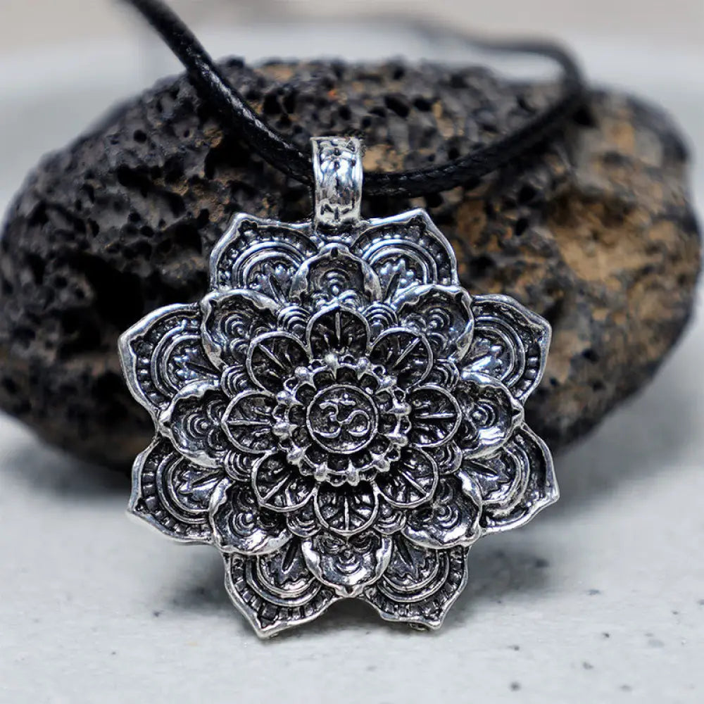 BWOOOH Tibetan Lotus Blessing Necklace Pendant — alloy lotus Buddhist amulet necklace for enlightenment, purity and rebirth